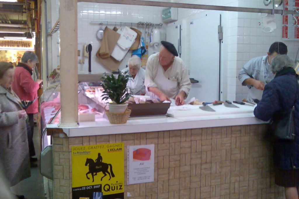 Even describing an indoor market stall can form part of a lesson